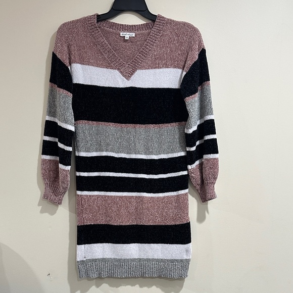 Derek Heart V-Neck Sweater in Pink, White, and Black - Picture 1 of 5